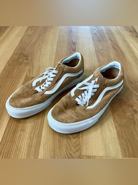 Vans Old Skool Suede Tan Sneakers; Scuff Mark on One of Shoelaces - Last Photo